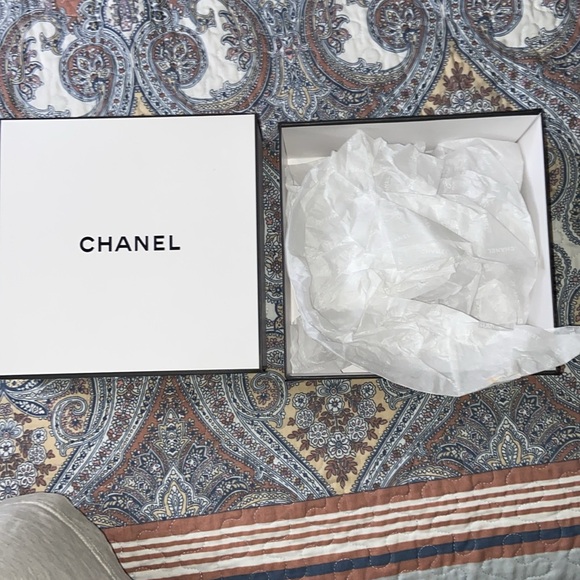 Chanel gift box with tissue 9”x9”x4” - Picture 7 of 9